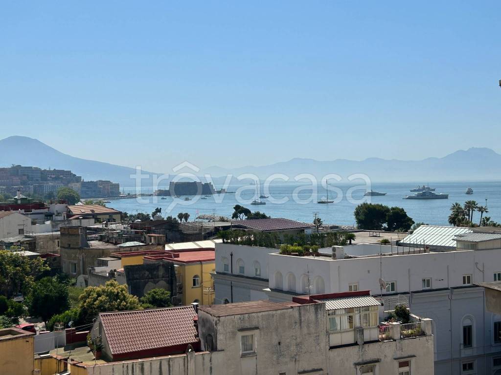appartamento in vendita a Napoli in zona Chiaia