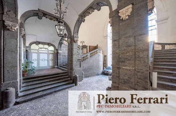 appartamento in vendita a Napoli in zona Chiaia