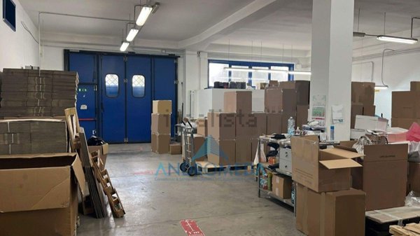 capannone in vendita a Napoli in zona Poggioreale