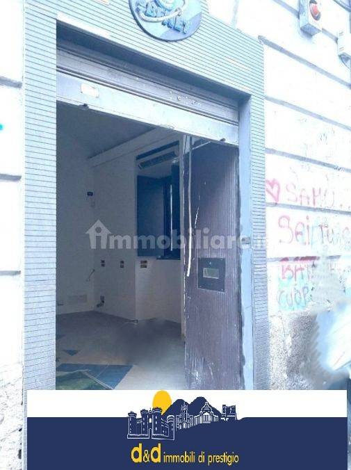 negozio in vendita a Napoli in zona Fuorigrotta