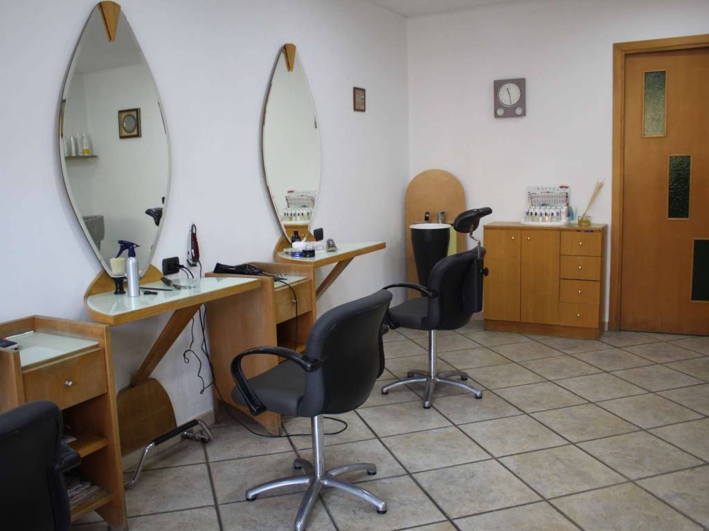 negozio in vendita a Napoli in zona Capodichino