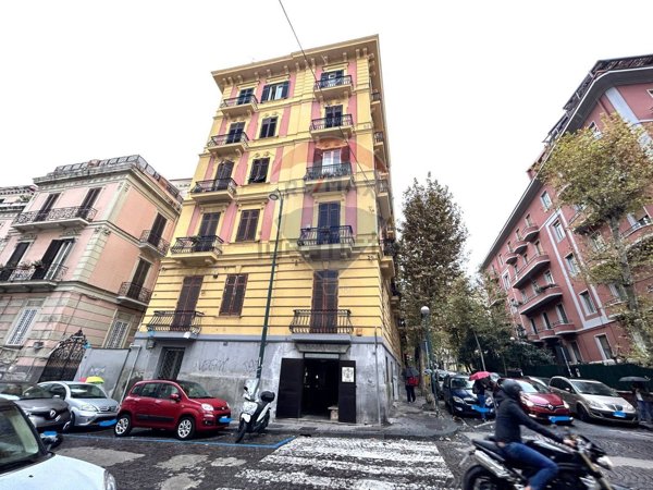locale commerciale in vendita a Napoli in zona Vomero