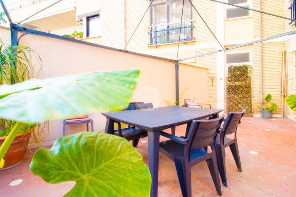 appartamento in vendita a Napoli in zona Chiaia