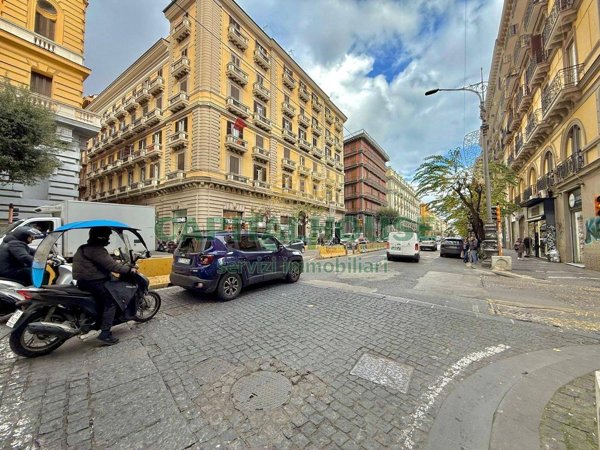 locale commerciale in vendita a Napoli in zona Mercato