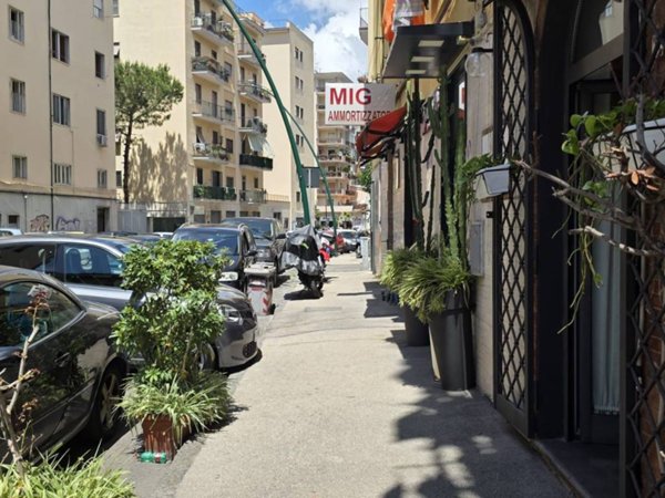 negozio in vendita a Napoli in zona Fuorigrotta