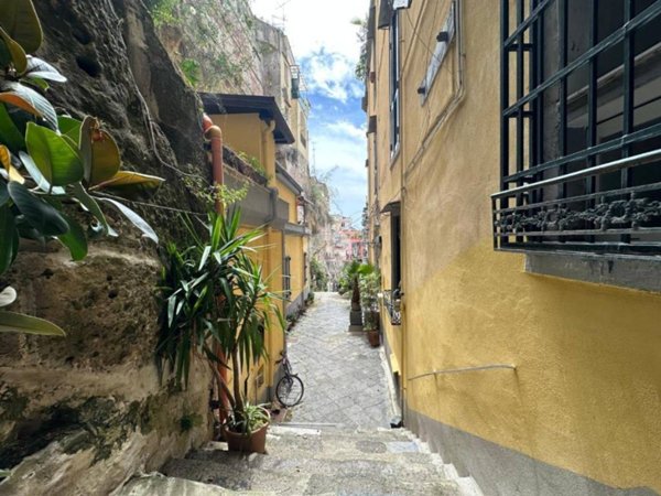 appartamento in vendita a Napoli in zona Chiaia