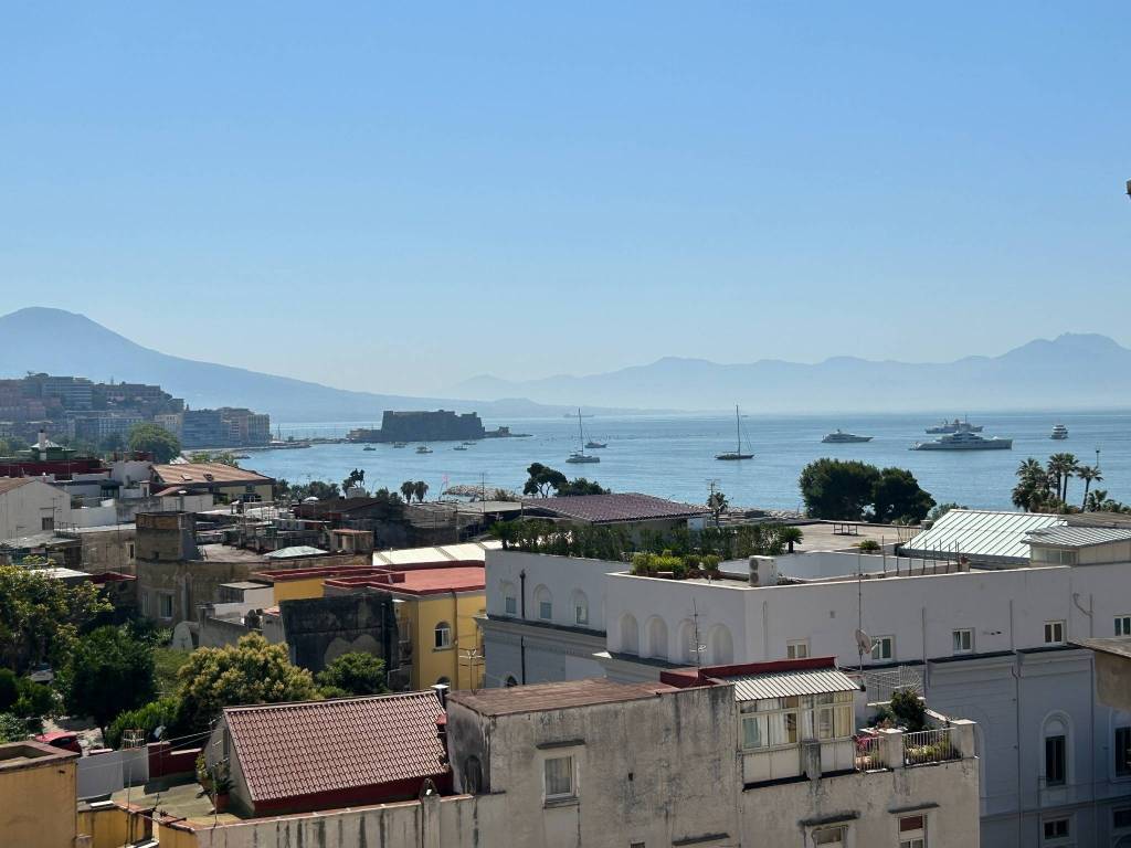 appartamento in vendita a Napoli in zona Chiaia
