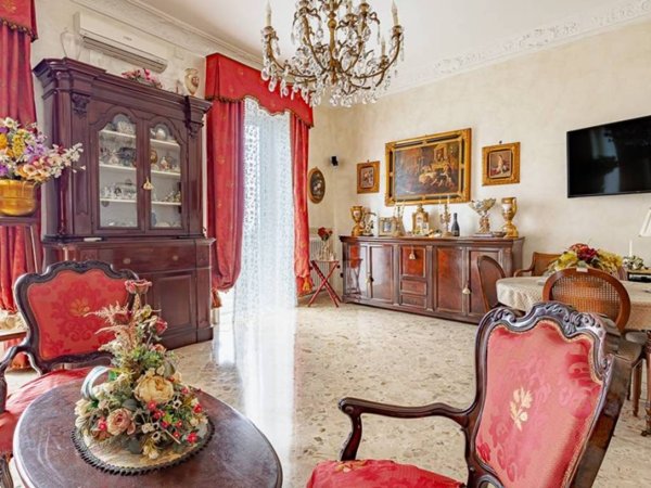 appartamento in vendita a Napoli in zona Chiaia