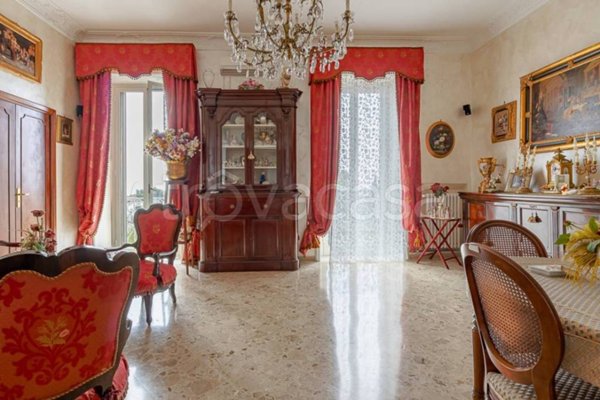 appartamento in vendita a Napoli in zona Chiaia