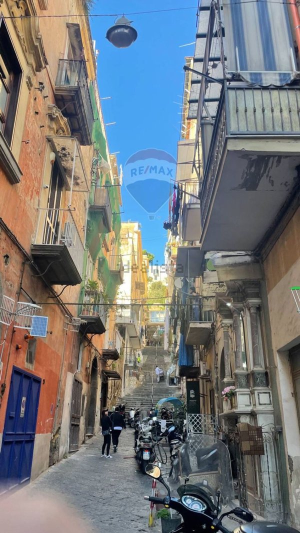 locale commerciale in vendita a Napoli in zona San Carlo all'Arena