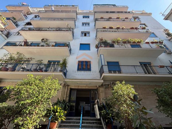 appartamento in vendita a Napoli in zona Chiaia