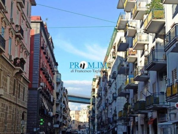 negozio in vendita a Napoli in zona San Carlo all'Arena