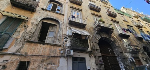 appartamento in vendita a Napoli in zona Chiaia