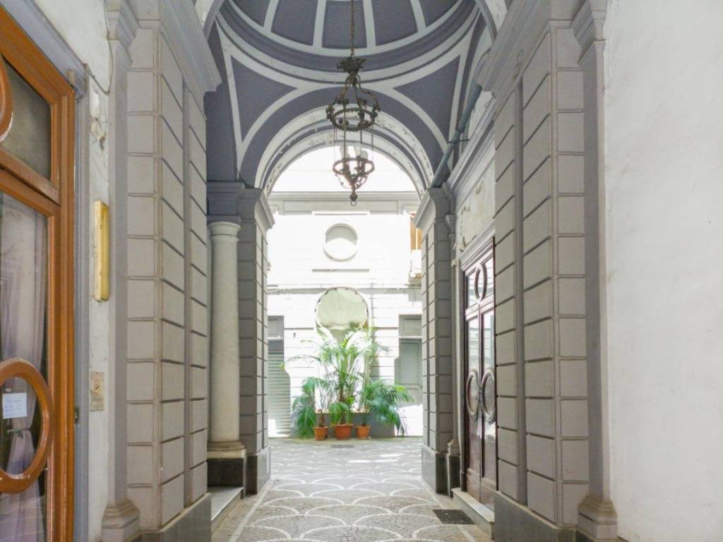 appartamento in vendita a Napoli in zona Chiaia