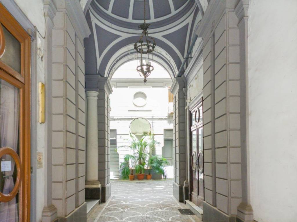 appartamento in vendita a Napoli in zona Chiaia