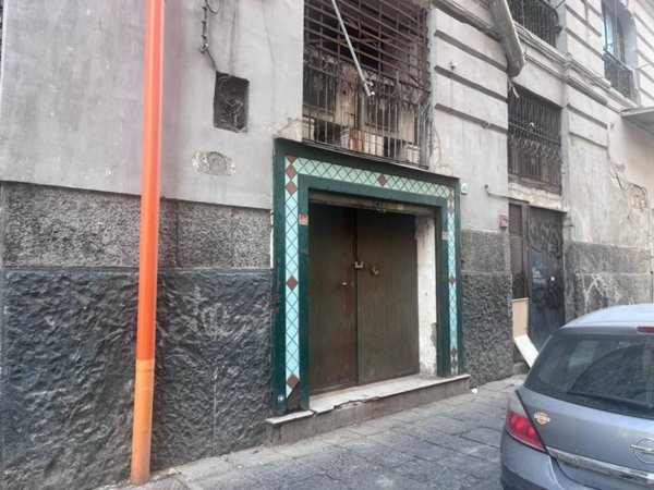 locale commerciale in vendita a Napoli in zona Pendino / San Giuseppe