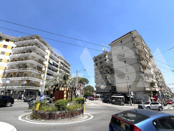 negozio in vendita a Napoli in zona Capodimonte / Colli Aminei