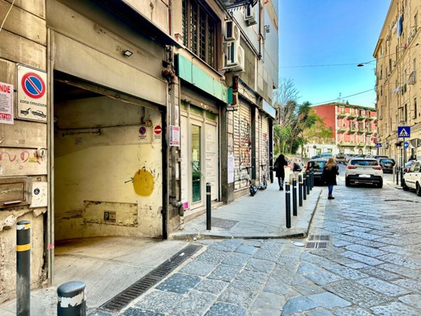 negozio in vendita a Napoli in zona Pendino / San Giuseppe
