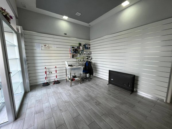locale commerciale in vendita a Napoli in zona Bagnoli