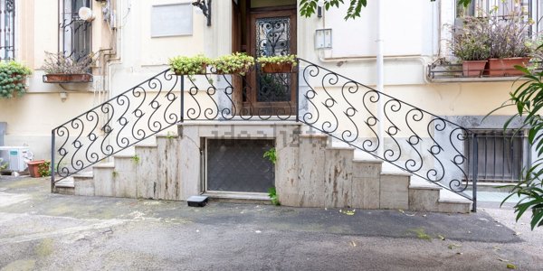 appartamento in vendita a Napoli in zona Chiaia