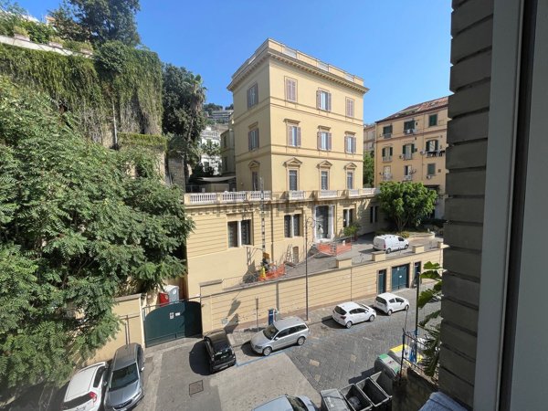 appartamento in vendita a Napoli in zona Chiaia