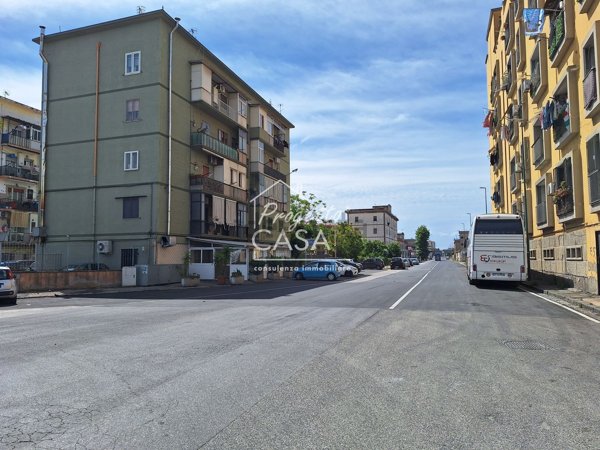 locale commerciale in vendita a Napoli in zona Barra
