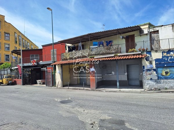 locale commerciale in vendita a Napoli in zona Barra