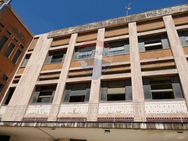 locale commerciale in vendita a Napoli in zona San Carlo all'Arena