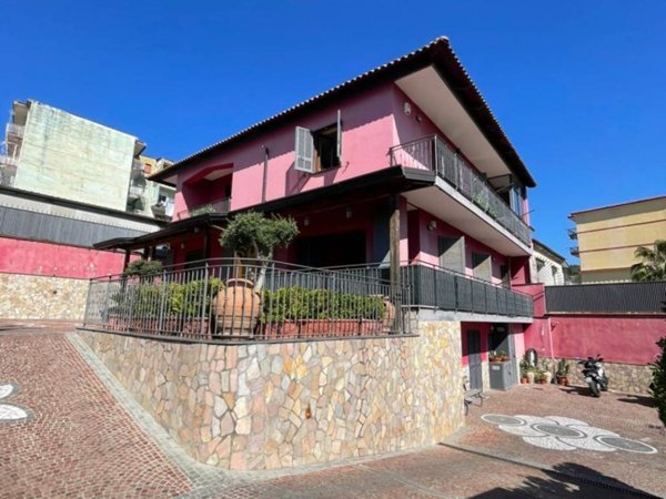 casa indipendente in vendita a Napoli in zona Fuorigrotta