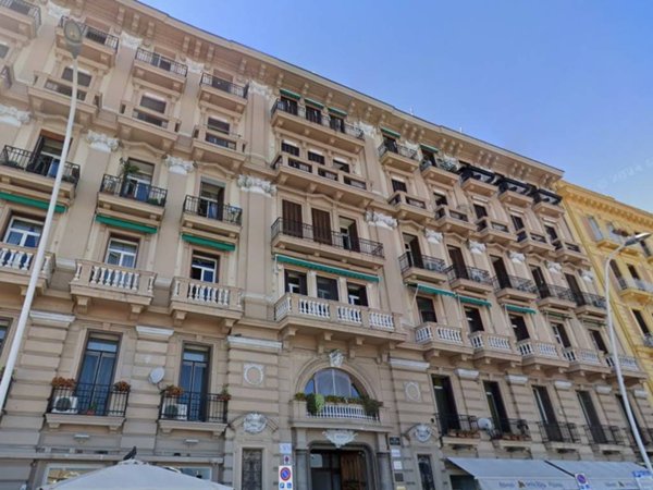 appartamento in vendita a Napoli in zona Chiaia