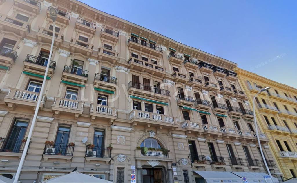 appartamento in vendita a Napoli in zona Chiaia