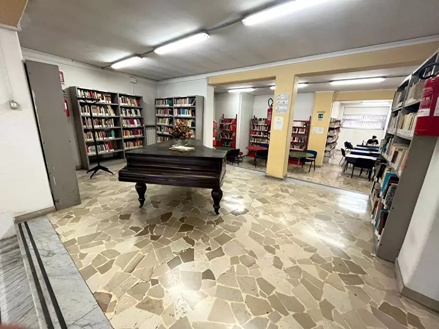 locale commerciale in vendita a Napoli in zona Stella