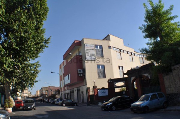 ufficio in vendita a Napoli in zona Barra