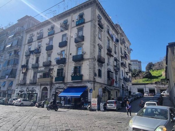 appartamento in vendita a Napoli in zona San Carlo all'Arena