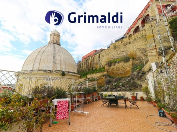 appartamento in vendita a Napoli in zona Chiaia