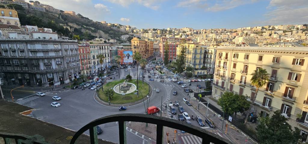 appartamento in vendita a Napoli in zona Chiaia