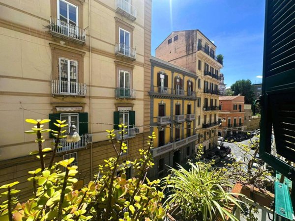 appartamento in vendita a Napoli in zona Chiaia