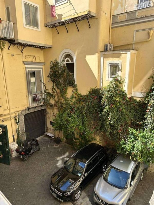 appartamento in vendita a Napoli in zona Chiaia