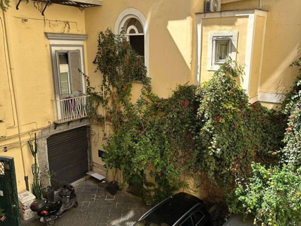 appartamento in vendita a Napoli in zona Chiaia