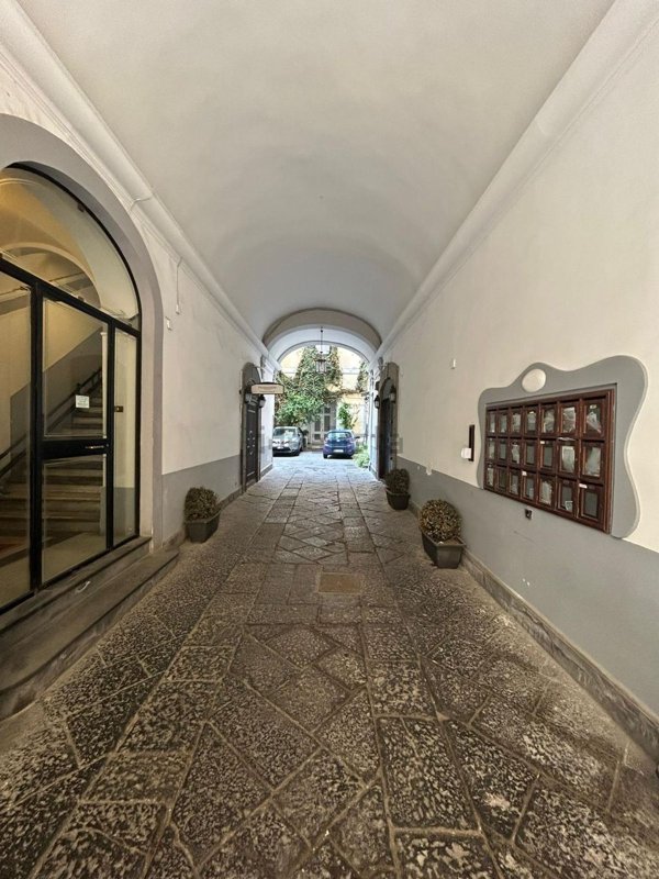 appartamento in vendita a Napoli in zona Chiaia