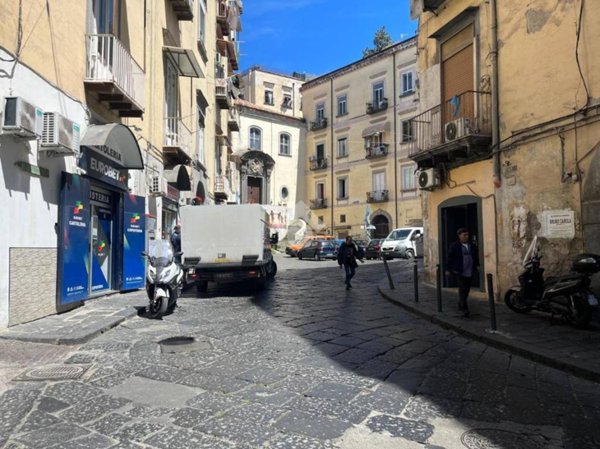 negozio in vendita a Napoli in zona Stella