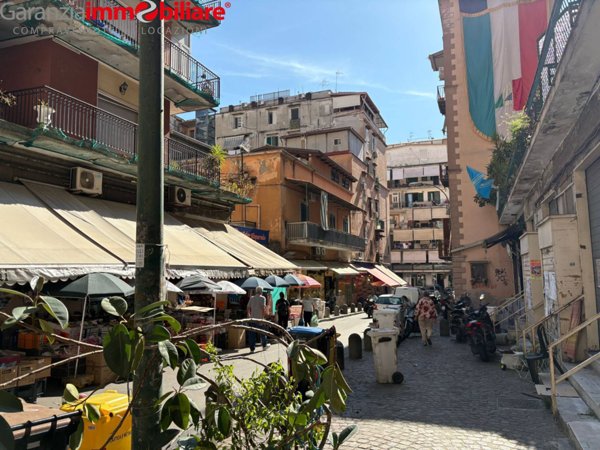 locale commerciale in vendita a Napoli in zona Mercato