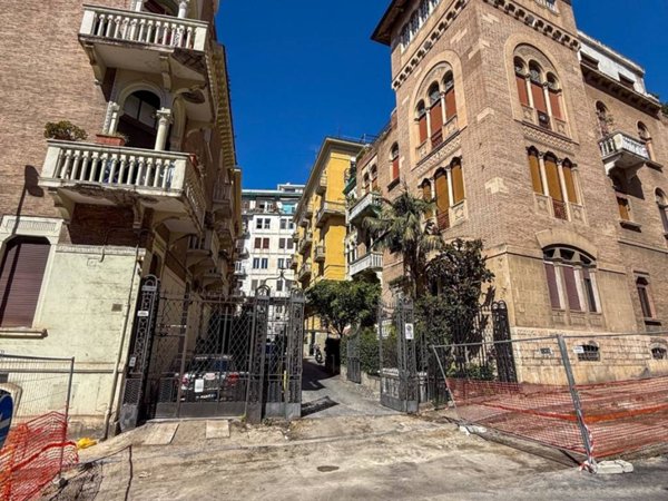 appartamento in vendita a Napoli in zona Chiaia
