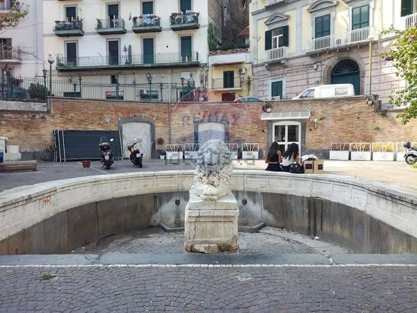 locale commerciale in vendita a Napoli in zona Chiaia
