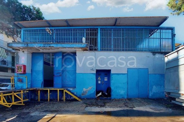 locale commerciale in vendita a Napoli in zona Scampia