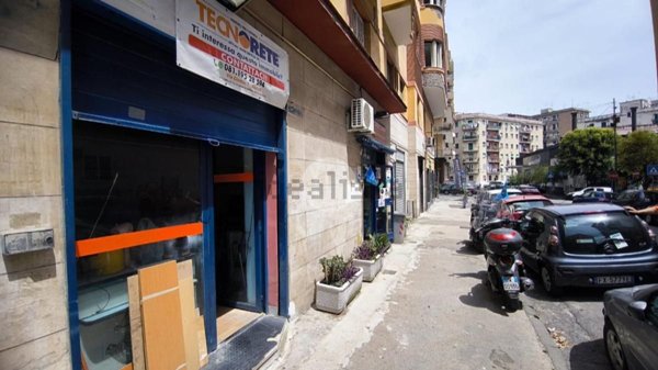 locale commerciale in vendita a Napoli in zona Arenella