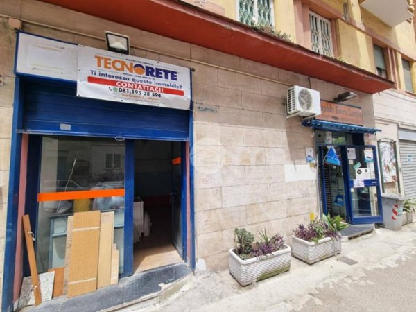 negozio in vendita a Napoli in zona Arenella