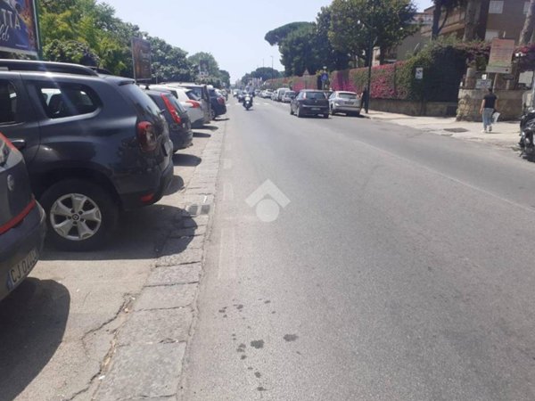 negozio in vendita a Napoli in zona Fuorigrotta