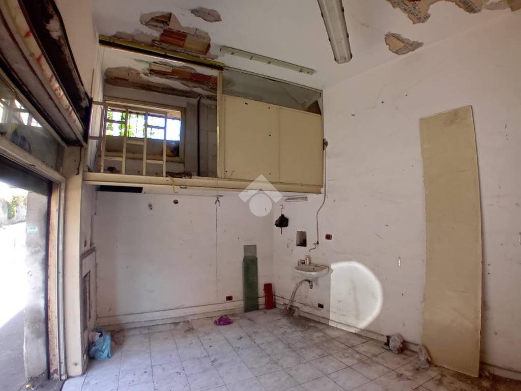 negozio in vendita a Napoli in zona Fuorigrotta