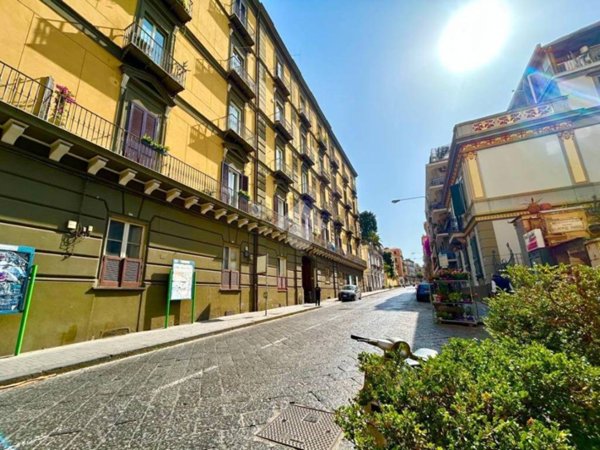 appartamento in vendita a Napoli in zona Chiaia